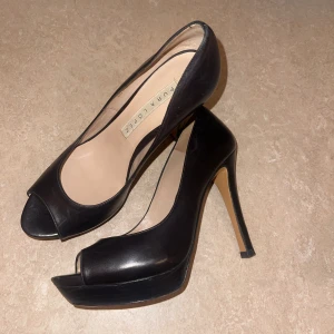 Black heels - Väldigt höga klackar från Pura Lopez. Mycket bra skick.