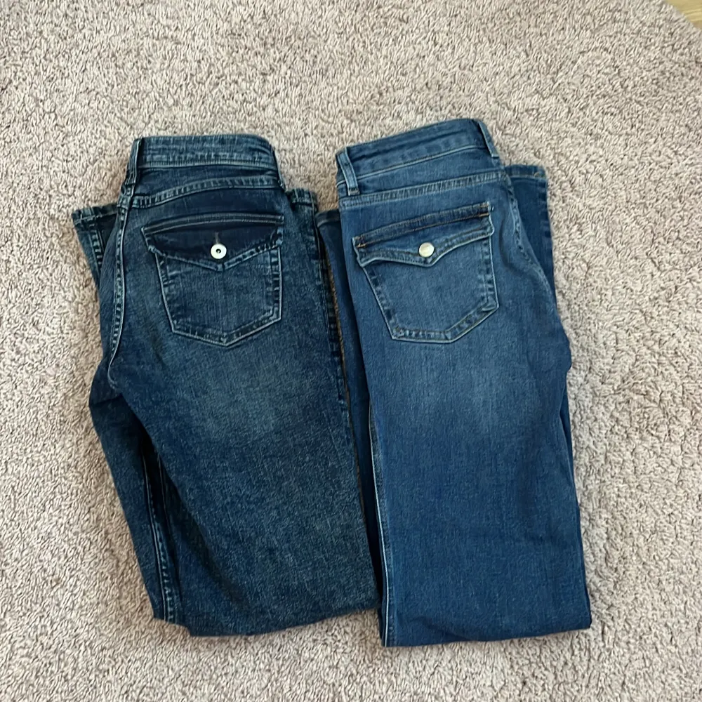 Två par lågmidjade bootcut jeans med lockfickor. De vänstra är från H&M i stl 36 och de högra från Lager 157 i storlek S full length. Originalpris 249kr vänster och 400kr höger. . Jeans & Byxor.