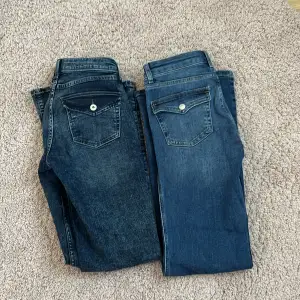 Två par lågmidjade bootcut jeans med lockfickor. De vänstra är från H&M i stl 36 och de högra från Lager 157 i storlek S full length. Originalpris 249kr vänster och 400kr höger. Mitt pris 300kr för båda. Styckpris kan diskuteras.