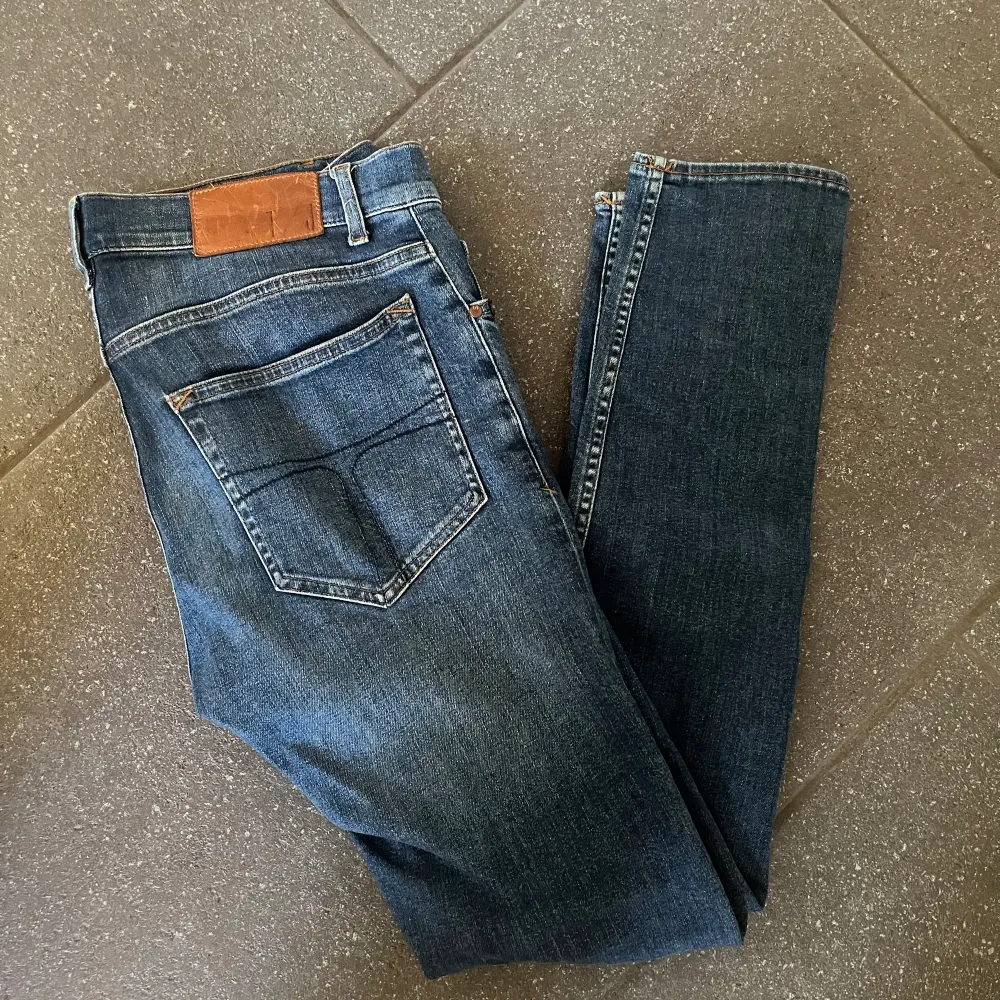 Riktigt snygga Tiger of Sweden jeans i riktigt bra skick:(9/10). De är sparsamt använda och nypris är ca 1800 kr. Snygga nu till vår och sommar. Passar storlek 30/32.  Skriv för frågor! //Carl. Jeans & Byxor.