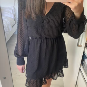 Svart Klänning  - Super söt klänning från Zara, jätteskön & luftig! Använd en gång så är i super bra skick💗