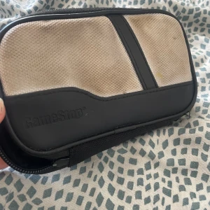 Nintendo ds Accesories - 2 stycken spel och en väska till nintendo ds allt är köpt på gamestop typ 2015. Väskan är lite smutsig men man kan slänga in den i tvättmaskinen eller handtvätta! Spelen är otroligt kul och finns inte att köpa längre.