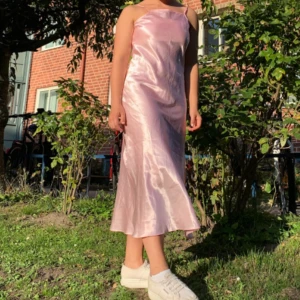 Rosa slipdress  - Slipdress i den finaste baby pink🥹 Perfekt till sommarens alla fester!  Står ingen storlek i plagget men uppskattar XS/S
