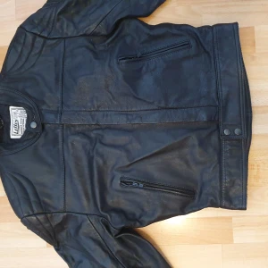 MC skinnjacka från Lelles  - Väldigt mycket fint MC skinnjacka från Lelles storlek S/M. Pris 500 Kr