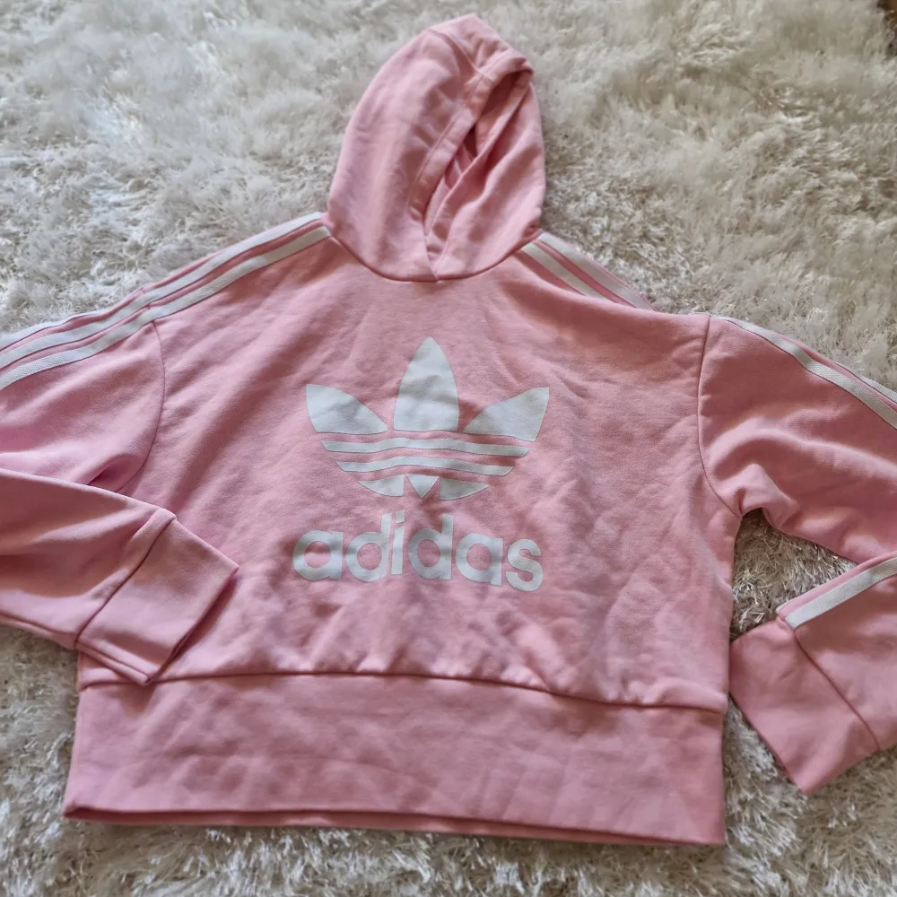 Adidas hoodie rosa i storlek 12-13 år helt oanvänd . Hoodies.