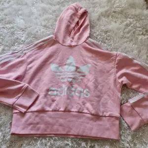 Adidas hoodie rosa i storlek 12-13 år helt oanvänd 
