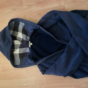 Burberry zip up, STEAL - Säljer en väldigt snygg burberry zip jag har ägt i ungefär 1 år. Med nypris på ungefär 8k.   Finns 1 liten flaw på vänster armslut (se bild 5) 100% äkta Size M Inget og