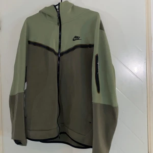 Nike Tech Fleece  - Säljer min tech fleece, den är lite för stor för mig. Finns en liten skada men annars är den i perfekt skick, 9/10. Pris kan diskuteras!