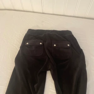 Juicy byxor  - Juicy byxor, hyfsat mycket andvända men fortfarande bra skick. Det ända är att en av metal saken har Lossnat på snöret men kommer gå ner i pris 🖤🖤pris kan diskuteras  