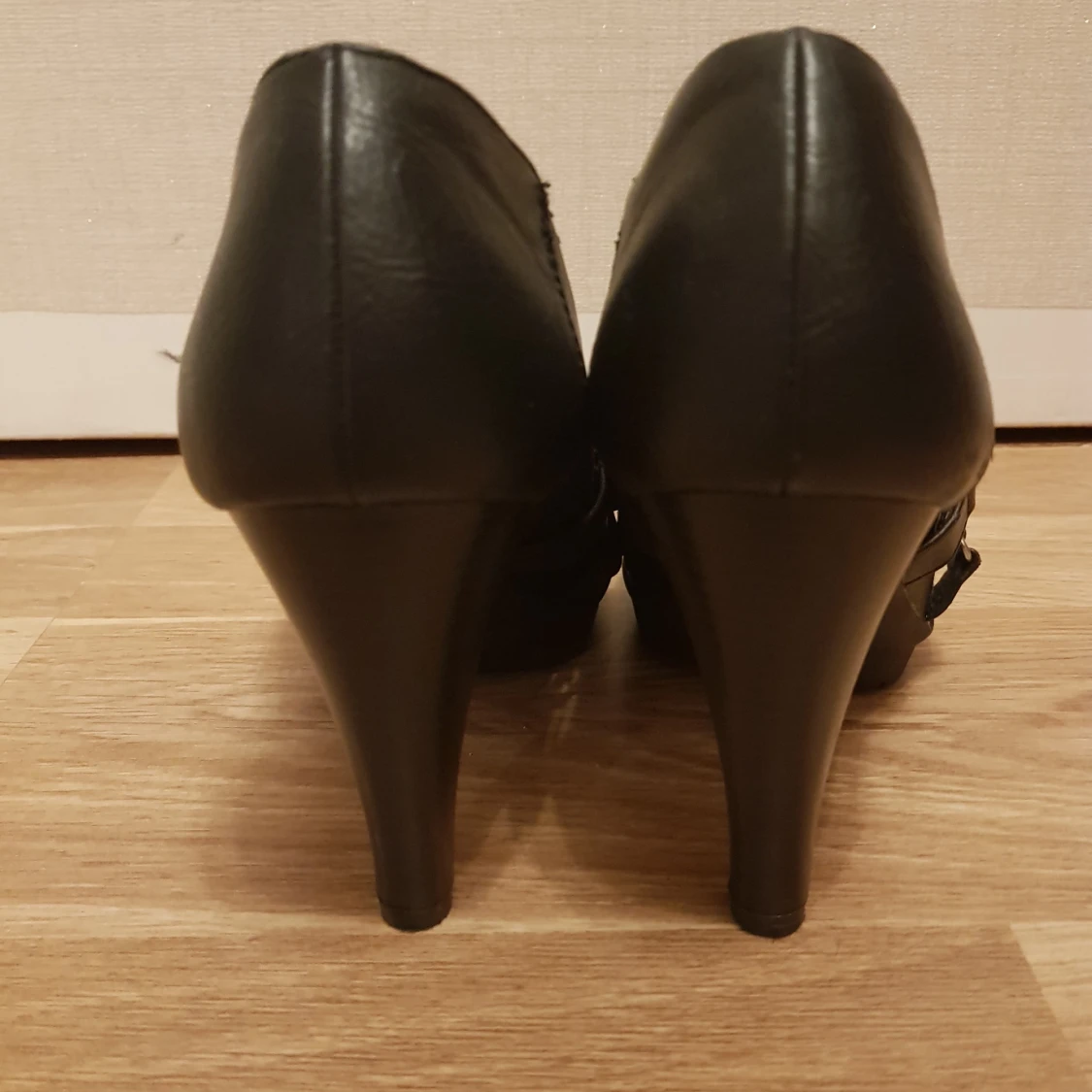 Högklackar med nitar strl 37 från vox - 91