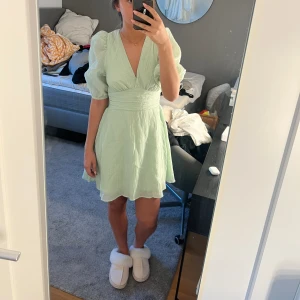 Klänning ginatricot - Super söt ljusgrön klänning från Gina Tricot! Tyvärr har klänningen aldrig kommit till användning och har fortfarande lappen kvar. Orginal pris 500kr