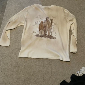 Slutsåld tröja - Slut såld  tröja till salu från derschutze i storlek L. Jag köpte den på senaste droppet men den passade inte. Aldrig använd. 10/10 skick.