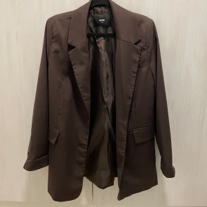 Brun kavaj - Brun kavaj från Bikbok. Använd endast ett fåtal gånger. 