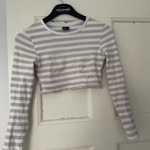 Croppad randig tröja Gina tricot - Fint skick, använd men inga skavanker. Passar stl S/36