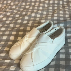 Sommar skor - vita tunna skor från Anna Field. Helt oanvända med lapp kvar då dom var för stora för mig. Skulle säga att dom är stora i storlek så passar både 38 och 39:or