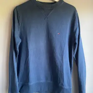 Säljer nu denna mörkblåa Tommy Hilfiger tröjan i väldigt bra skick😃 det finns inga synliga defekter på den. Skriv om ni har några frågor👍