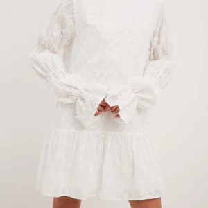 Nakd klänning - Populär klänning från nakd med lapp kvar! Har inte möjlighet att testa den. Nypris 700kr