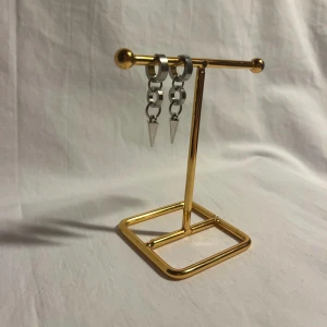 Örhängen  - Super snygga örhängen! Finns endast i silver men kan göra linkande i guld Köp för 99kr/st Eller 169kr/paret. Modell 111.  Smyckes ställningen finns även att köpa för 299kr!