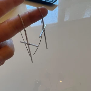 Örhängen - Helt oanvända örhängen med kors