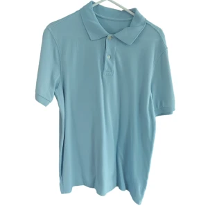 Blå piké (M) - Piké, herrkläder. SOMMRIG.