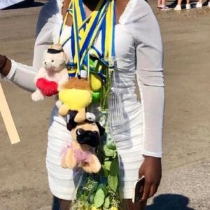 STUDENTKLÄNNING - En fin klänning som passar till studenten, använd en gång. Om ni vill ha fler bilder är de bara att skriva🩷