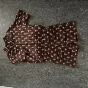 H&M sommar set - Helt ny Sommar set från H&M. Aldrig använt. Storlek M men passar också i L. Fråga utan tveka för mer info eller bilder :). 