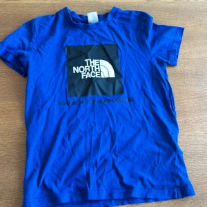 Blå North Face T shirt  - Använd Max 5 gånger storlek XS.