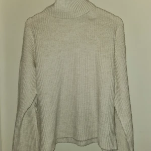 Stickad tröja - Mysig beige tjöja som inte har använts mycket.
