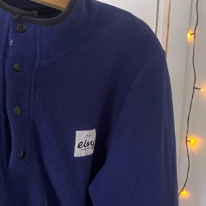 Fleece eivy  - En mörkblå fleecetröja från eivy. Sparsamt använd. 