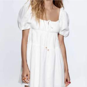 Helt ny superfin linne klänning från zara med prislappen kvar💕 säljer då jag aldrig fått användning av den, Köpte för 359 förra sommaren🤩 !Pris kan diskuteras vid snabb affär!😇