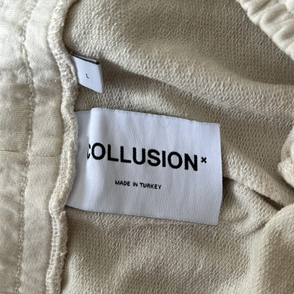 Ett par beiga mjukisbyxor som är sparsamt använda. Tror dom kommer ifrån asos men är inte helt säker. Byxorna är även sydda så dom passar lite bättre. Passar L/XL. Condition: 7/10. Farkut & Housut.