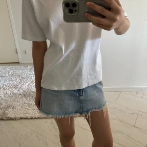 Jeanskjol - Säljer denna jätte snygga jeanskjolen ifrån Zara i storlek S. Knappt använt. Nypris: 359kr🥰❤️