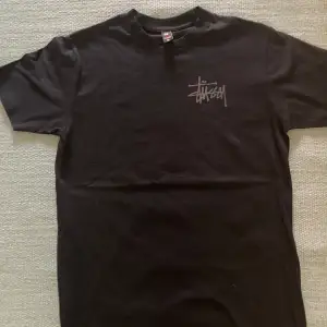 Stussy t-shirt svart, bra skick och nästan aldrig använd. Storlek S.