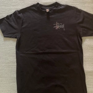 Stussy t-shirt - Stussy t-shirt svart, bra skick och nästan aldrig använd. Storlek S.