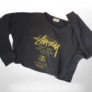 Croppad Stüssy tröja - Supersnygg marinblå croppad sweatshirt från Stüssy strl 10 / M i bra skick