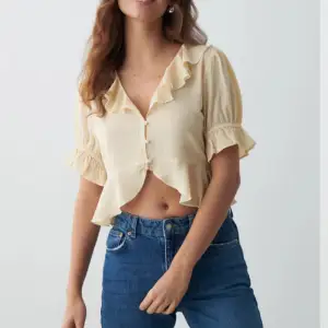 Säljer denna blus/toppen från Gina tricot Säljer för att den är för liten, aldrig använd. Alltså jätte fint skick! Skriv om du har frågor eller vill ha bild på den💕