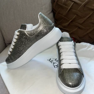 Trainers Alexander mcQUEEN - Size: EU 37. New condition.    Colour: Silver/gold/glitter/white 