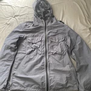 Stone island jacka - Äkta stone island jacka storlek M säljer för att den inte passar mig längre. Köpt för cirka 2000kr