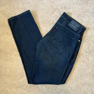 Levis jeans i modellen 511, använda men i gott skick. Storlek: 33 W, 34 L, Midja: 44 cm Ytterben: 112 cm Benöppning: 18.5 cm
