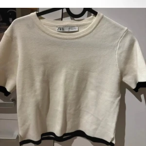 Zara tröja  - Säljer en vit topp med svarta detaljer från zara🫶🏼