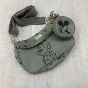 Axelremsväska - DISNEY - Oanvänd väska från Disney, helt fin och ny med plasten på (se bild). Den har en jättefin oliv färg, passar även små som äldre. Går att justera storleken. Köpt för 399kr men säljer för 149kr då den aldrig kom till användning.  Priset kan diskuteras💚