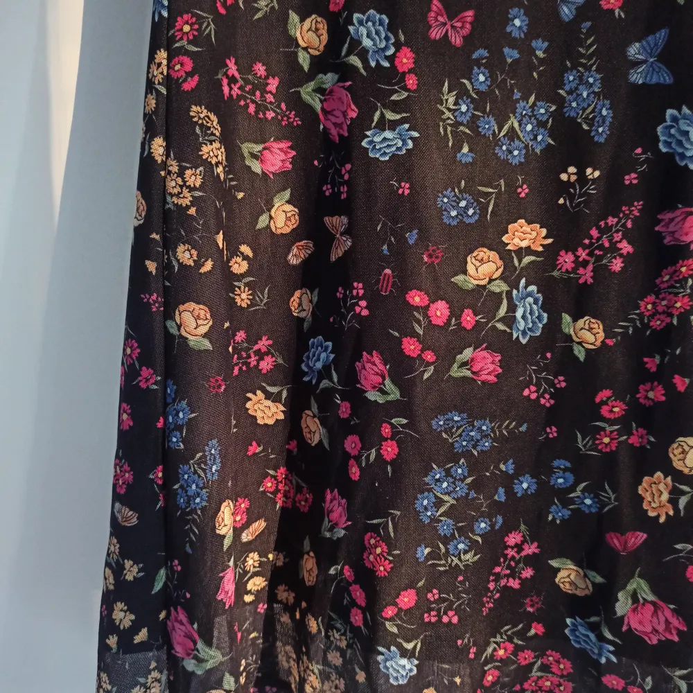 Superfin svart och blommig klänning från H&M. perfekt nu under sommaren💕 den har ett inner tyg samt att utsidan är mer som mesh. Mycket bekväm!  Storlek S och skick som ny! . Klänningar.