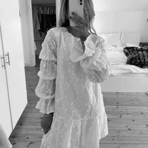 Nakd klänning - Säljer min fina studentklänning🥹🥹 endast använd en gång. Storlek 38.  Nypris 699kr 