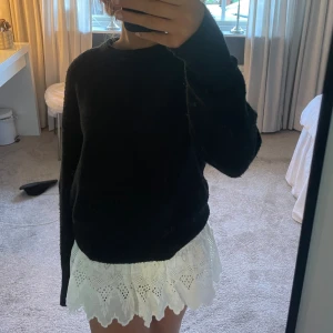 Svart stickad tröja  - Söt svart stickad tröja från bikbok. Ganska använd men bra skick 