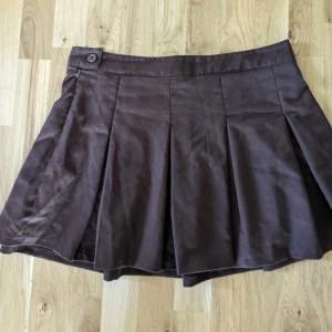 H&M Divided pleated skirt Brown. Size eur 46. Used, but no visible imperfections.