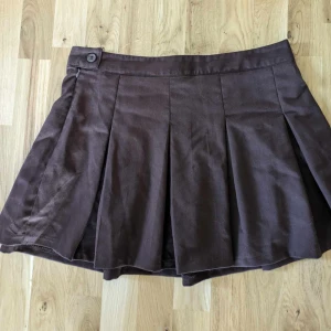 Brown pleated skirt - H&M Divided pleated skirt Brown. Size eur 46. Used, but no visible imperfections.