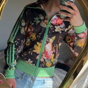 cool adidas tröja!  - !! säljer även i annan färg !! vintage adidas tröja med coolt mönster 💞 skriv vid fler frågor och pris kan diskuteras ❤️‍🔥