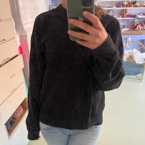 svart tjocktröja  - (spegeln är smutsig, inte tröjan) snygg svart tröja! skriv gärna vid frågor 💞💞