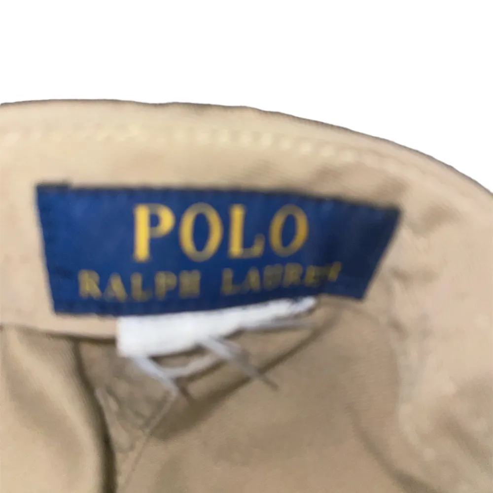 En schysst Ralph lauren keps som är bra till sommaren 😎8/10 skick då lappen är avklippta då den är obekväm. Annars har den bra kvalitet och ett bra pris 👍. Accessoarer.