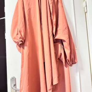 4 abayas med fastsydd slöja - Abaya med fastsydd slöja ONE SIZE, längd passar någon runt 150cm Nyskick endast testade. Nypris var runt 600kr stk 200kr/st eller alla fyra för 600kr